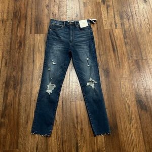 NWT Abercrombie & Fitch women’s ultra high rise super skinny jeans 28/6 short
